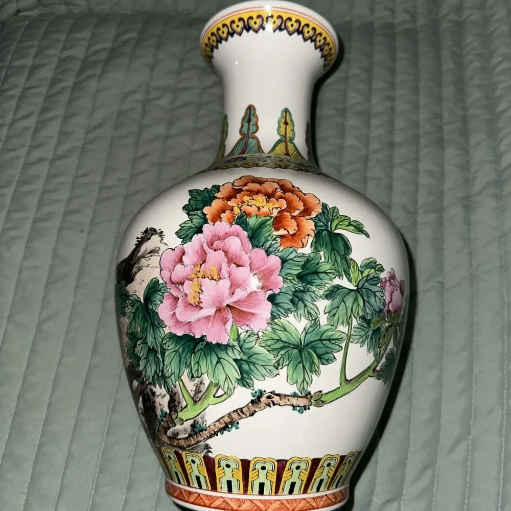 Chinese famille Rose Vase Dating Back‎ To Qing Dynasty Or Early Republic Signed